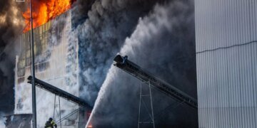 На Херсонщині загасили масштабну пожежу на птахофабриці після удару рф
