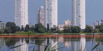 Масштабний витік нафтопродуктів у Кирилівське озеро стався через атаку рф, триває очищення