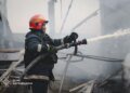 Ударний дрон рф атакував цивільне підприємство у Харкові: загорілись вантажівки, постраждали жінка та дитина