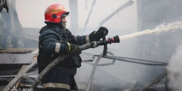 Ударний дрон рф атакував цивільне підприємство у Харкові: загорілись вантажівки, постраждали жінка та дитина