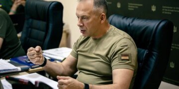 Ворог накопичує сили для нових масованих ударів, Україна посилює ППО – Сирський