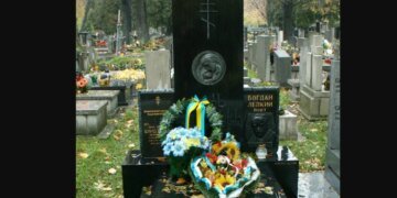 Осквернение памяти великого украинца: в Кракове повредили могилу украинского писателя и ученого. ФОТО