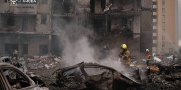 Ракетный обстрел Киева: более 20 пострадавших, многочисленные пожары, попадание в многоэтажное здание