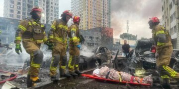 Кількість загиблих у Києві зросла до дев'яти після масованої ракетної атаки рф
