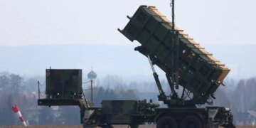 У МЗС та Міноборони після удару по Києву закликали НАТО терміново посилити ППО України