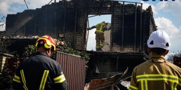 Як Вишневе оговтується після масованої атаки рф: на місці працюють медики, рятувальники і працівника Червоного Хреста