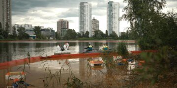 У Києві шосту добу ліквідовують забруднення озера Кирилівського нафтопродуктами після обстрілу рф