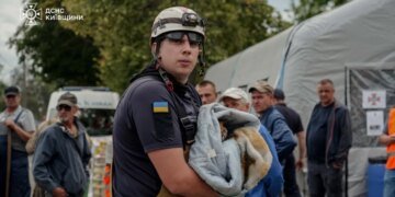 Надзвичайники врятували рудого котика з опіками після атаки рф у Вишневому