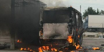 рф атакувала Одесу балістикою: загорілися вантажні й легкові авто, а також маршрутний мікроавтобус