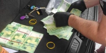 Радницю Торгово-промислової палати України та її сина затримали за вимагання 100 тисяч євро