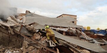 ДСНС повідомила про наслідки нічної атаки на Київ. ВІДЕО
