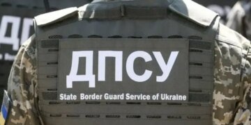 Прикордонник врятував картини художника з-під завалів у Часовому Яру