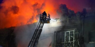 Армия РФ атаковала Запорожье: повреждены многоэтажные дома и больница, есть раненые
