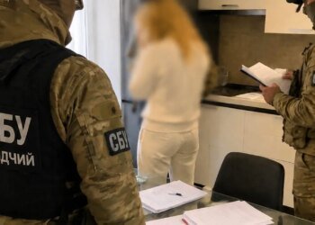 Начальник юрдепартамента ГП «Леса Украины» из Луцка Наталья Молочко получила взятку от директора ООО «РедМет» Олега Богельского. При получении её задержала СБУ