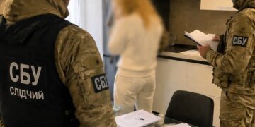 Начальник юрдепартамента ГП «Леса Украины» из Луцка Наталья Молочко получила взятку от директора ООО «РедМет» Олега Богельского. При получении её задержала СБУ