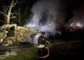 Нічна російська атака на Київ спричинила пожежі та пошкодження в двох районах