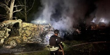 Нічна російська атака на Київ спричинила пожежі та пошкодження в двох районах