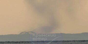 Пожежі після прильотів у Криму фіксують на вокзалі у Керчі, на Арабатській стрілці і не тільки