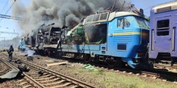 В Запорожской области россияне нанесли двойной удар по пассажирскому поезду