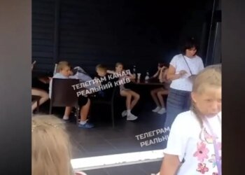 В Черновцах водитель автобуса бросил 70 возвращавшихся из Болгарии детей на заправке и уехал с их вещами. ВИДЕО