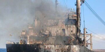 рф вдарила ракетами по суховантажу з зерном біля Одеси: п'ять людей загинули, доля ще п'яти невідома – ВМС