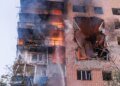 В Краматорске в результате ракетного удара разрушена часть девятиэтажного дома. ФОТО