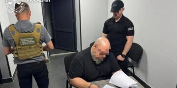 Двом керівникам медслужби та їхній підлеглій повідомили про підозру через незаконні виплати "бойових" на понад 2,35 млн грн