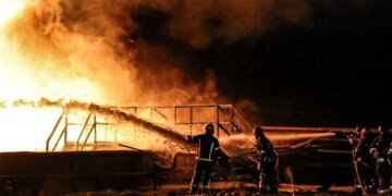 Взрывы в Чернигове: дрон РФ попал в административное здание, вспыхнул пожар