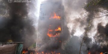 рф вдарила КАБами по житлових кварталах Запоріжжя, є жертва
