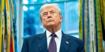 Трамп готовит новую волну торговых пошлин против десятков стран, – FT
