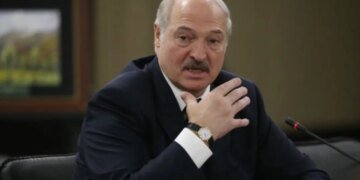 Лукашенко пригрозил вместо комбайнов вручать колхозникам автоматы и отправлять на границу с Украиной. ВИДЕО
