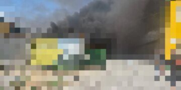 Ворожий безпілотник атакував підприємство на Запоріжжі: палають авто та приміщення, є поранений