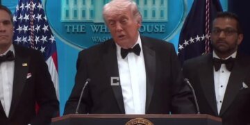 Сплетни из соцсетей или диагноз: есть подозрение, что Трампу начало отказывать здоровье