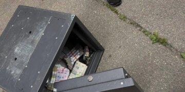 Двадцать пять обысков в Запорожье: изъяты оружие и наличные на миллионы