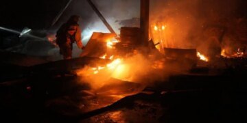 Ворожий безпілотник атакував підприємство у Запоріжжі, виникла пожежа