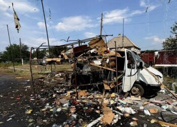 В Луганске сообщают об ударе по стоянке грузовиков