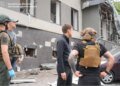 Ворог вдарив по багатоповерхівці у Запоріжжі, під завалами є люди