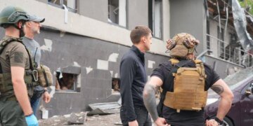 Ворог вдарив по багатоповерхівці у Запоріжжі, під завалами є люди