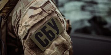 У Чернігові військовим на блокпосту намагалися передати замасковану під бургер з McDonald's вибухівку, є затримана – СБУ