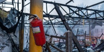 Російський дрон ударив по Дергачах: спалахнула пожежа. ФОТО