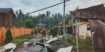 рф завдала ракетний удар по Київщині, 6 загиблих, десятки поранених, йде рятувальна операція – Зеленський показав наслідки