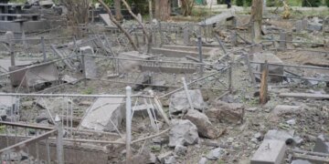 Окупанти вдарили авіабомбами по Запоріжжю, одна влучила у цвинтар