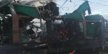 Ворог атакував пасажирський поїзд на Дніпропетровщині – БПЛА влучив у локомотив
