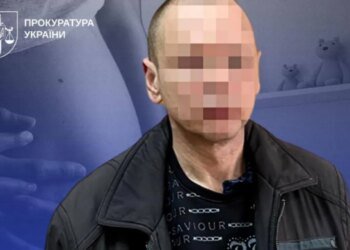 16-летняя девушка забеременела от своего отца и родила недоношенного ребенка