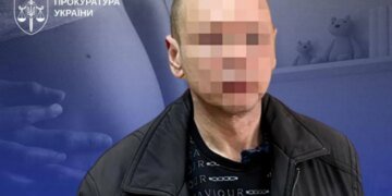 16-летняя девушка забеременела от своего отца и родила недоношенного ребенка