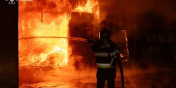 У Києві внаслідок ракетної атаки загинула людина, триває загроза нових ударів