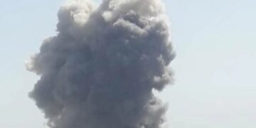 У Кривому Розі через російську атаку пошкоджено торговельний центр, сталася пожежа
