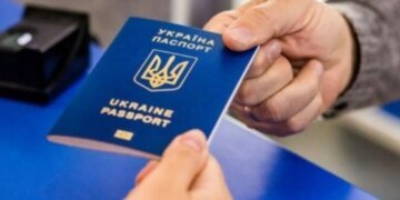 Один недочет — и граница закрыта: украинцев предупредили о рисках с загранпаспортом