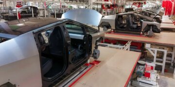 Tesla подала позов до постачальника Cybertruck, який фактично заблокував виробництво