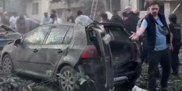 Під завалами будинку у Львові залишаються люди, мешканці допомагають рятувальникам – Садовий